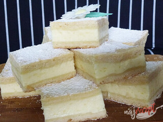 Božský babičkin smotanový koláčik, ktorý je neuveriteľne jednoduchý