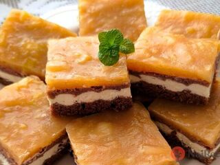 Máte doma tvaroh a zopár jabĺk? Vyskúšajte tento šťavnatý vrstvený koláč na plech.