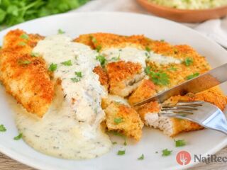 Odkedy poznám tento recept, klasické rezne už nerobím. Chrumkavé kuracie mäso s parmezánovou omáčkou.