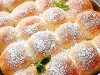 Tento recept sa u nás dedí roky. Pečené buchty s bohatou tvarohovo-broskyňovou plnkou.
