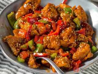 Ázia z jednej panvice: Krehké kuracie mäso v lahodnej pikantnej omáčke.