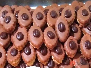 Výborné linecké koláče s kávovou príchuťou a maslovým krémom, na ktorý vám stačia len 4 suroviny.