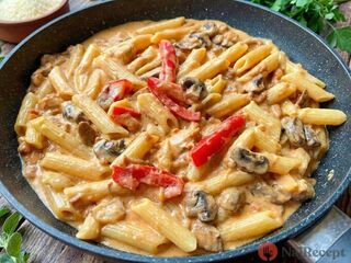 Recept na krémové cestoviny s hubami a syrom z jednej panvice