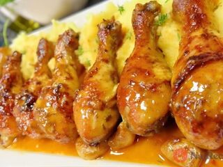 Šťavnaté kuracie stehná s bylinkami. Mäso je tak krehké, že samé odpadá od kosti.