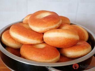 Recept na overené fašiangové šišky. Vždy sa podaria a majú krásny biely pásik.