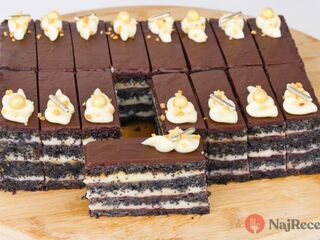 Makové šialenstvo bez múky, s vanilkovým krémom a džemom. Kto ochutnal, hneď pýtal môj recept.