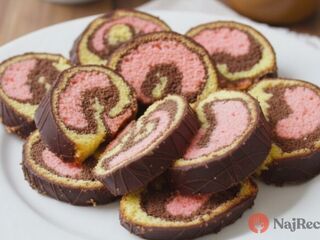 Neodolateľne vláčny a plný chuti: Trojfarebný koláč s citrónovo-punčovou arómou.