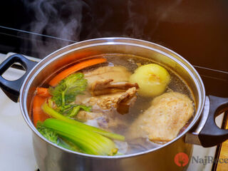 Mali by ste variť vývar s pokrievkou alebo bez nej? Držte sa tohto pravidla a bude krištáľovo číry.