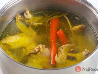 Vyberáte mäso z vývaru až na konci varenia? Ničíte si celý nedeľný obed.