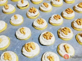 Tieto poľovnícke gombíky sú čistá nostalgia. U nás nesmú chýbať žiadne Vianoce.