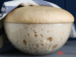 1 kocka droždia alebo menej? Zlaté pravidlo na 1 kg múky pre dokonalé cesto.