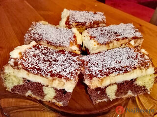 Hrnčekový recept na dvojfarebný pudingový koláč - rýchly a fakt dobrý