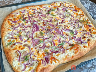 Môj recept na vynikajúcu gazdovskú zemiakovú pizzu so slaninou a cibuľou.