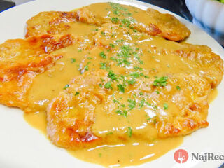 Šťavnaté bravčové rezne v krémovej cibuľovej omáčke. Rýchly víkendový obed, ktorý výborne zasýti.