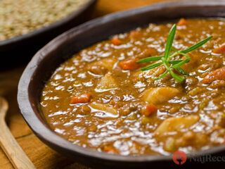 Novoročná šošovicová polievka. Recept na sviatočný zázrak v hrnci pre šťastie aj sýte brucho.