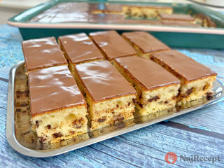 Zabudnite na suchý koláč – vďaka kyslej smotane je tento koláč šťavnatý aj na druhý deň.