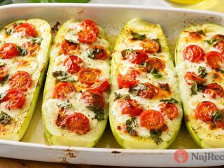 Ľahký letný obed z 2 cukiet: Stačí mozzarella, paradajky a 25 minút v rúre.