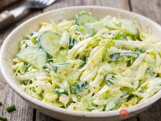 K rezňom už iný nerobím: Tento šalát z mladej kapusty len z 3 surovín strčí do vrecka aj zemiakovú kašu.