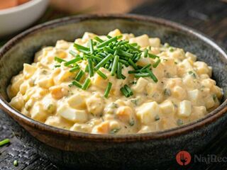 Namiesto chlebíčkov robím na Veľkú noc tento vajíčkový šalát. Hotový je do 15 minút a výsledok je neodolateľný.