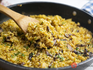 Celý život sme varili ryžu zle. Tento jediný krok pred varením vám ušetrí polovicu času!