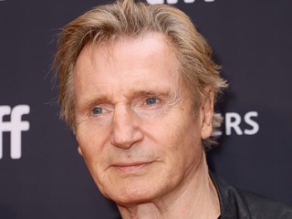 Liam Neeson (74) spôsobil rozruch na červenom koberci: Ruka v ruke s krásnou brunetkou!