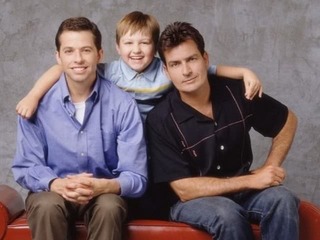 Aktuálne FOTO Alana zo seriálu Dva a pol chlapa: Úplne plešatý a... Aha, akú má kočku!