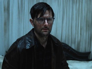 TRAILER k novému hororu Hokum: Čo sa stane, keď prebudíš temnú legendu?