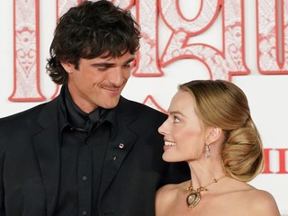 Margot Robbie ohúrila na premiére s mladším hercom: Ty si zabudla, že si vydatá?!