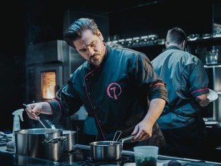 Najsexi český herec v úlohe šéfkuchára: Servíruje aj Smilstvo... Tu máte RECEPT!