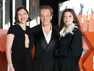 Slávna herečka na červenom koberci s dcérou: Neskutočná podoba... Vyzerá ako jej klon!