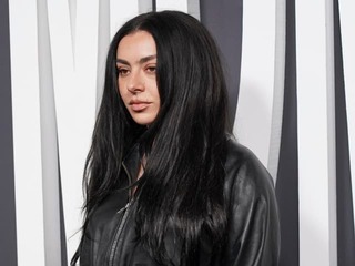 Na premiére šokovala outfitom: Pozrite, prišla v GAŤKÁCH!