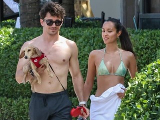 Hviezda F1 si užíva život ženáča: Pozrite, akú má doma sexi mašinu!