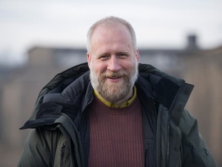 Kráľ slovenskej krimi mieri na Voyo! Peter Bebjak nakrúca minisériu Mucha