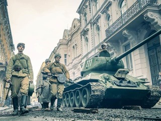 Padla posledná klapka dobového filmu V utajení: Ulicami Bratislavy prechádzal tank, električka z 30. rokov a filmári stavali väzenské cely!