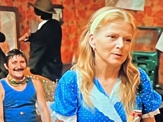 Pamätáte si krásnu Etelku z Nevery po slovensky? Dnes je z nej NAJSYMPATICKEJŠIA BABIČKA nášho šoubiznisu!