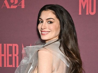 Krásna Anne Hathaway v NAHÝCH ŠATÁCH: Vyzerá, akoby ju obliekla hmla!