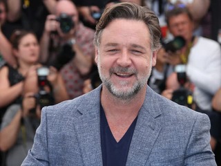 Hviezdny Russell Crowe na AKTUÁLNY FOTO: Vlasatý, bradatý a... Hen, akú kočku má po svojom boku!