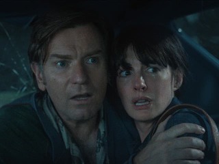 Filmová novinka Na konci Oak Street ukazuje, že stretnutie s dinosaurami nie je žiadny výlet do parku