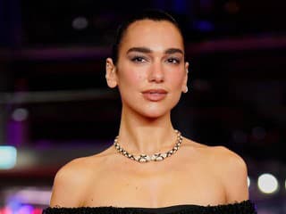 Slávna speváčka ZATIENILA hlavné hviezdy: Na premiére ukázala zadok v tangáčoch!