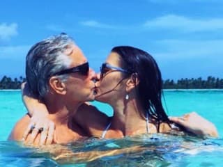 Catherine Zeta-Jones a Michael Douglas sú UNIKÁT: Krásne vyznanie lásky a vášnivý bozk vo vlnách!