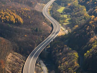 Nová cesta v korunách stromov funguje na vodičov ako magnet: Pozrite si prvé čísla od diaľničiarov! (foto)