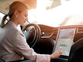 Samojazdiacich áut sa zrejme nedočkáme: Tesla potichu zmenila kľúčovú definíciu!