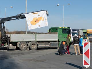 Dopravcom dochádza trpezlivosť, chystajú protest: Trápia ich poplatky aj transakčná daň!