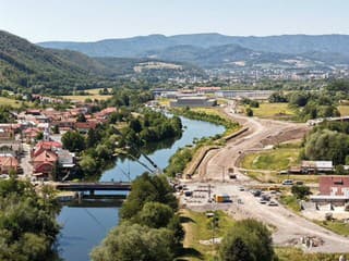R1 pri Banskej Bystrici mení podobu: Veľká prekážka je takmer preč. Ako pokračujú práce? (foto)