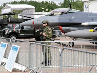 Stíhačky F-16 aj vrtuľníky Black Hawk: Pozrite sa, ako to vyzerá na historicky najväčšom zbrojárskom veľtrhu u nás! (foto)