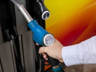 BMW a Toyota skúšajú alternatívu k elektromobilom: Autá budú jazdiť na 100 % obnoviteľný benzín