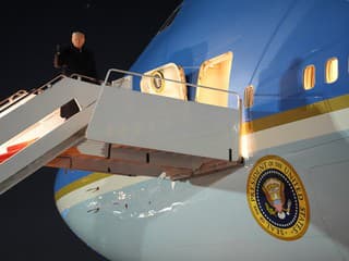 Denník z Davosu: Európska reakcia je trápna, tvrdí americký guvernér. Trumpove lietadlo sa otočilo! (foto)