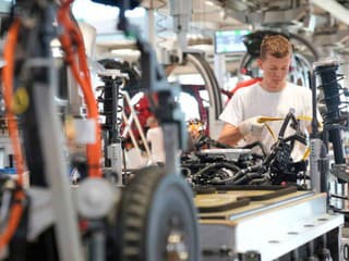 Zemetrasenie vo Volkswagene: Automobilka škrtá polovicu modelov a väčšinu voliteľnej výbavy, odbory zúria!