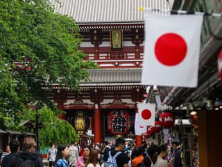 Fackovanie za peniaze: Japonská sieť krčiem musela kurióznu službu ukončiť! Takto to vyzeralo v praxi (video)