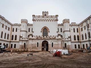 Čo sa deje za plotom vládneho kaštieľa v Rusovciach? Pozrite si aktuálne zábery priamo zo stavby! (foto)
